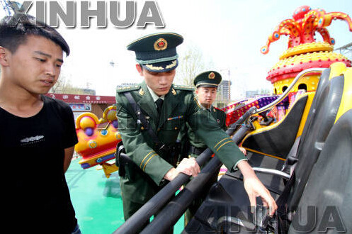 备战假期为游乐设施做&ldquo;体检&rdquo;